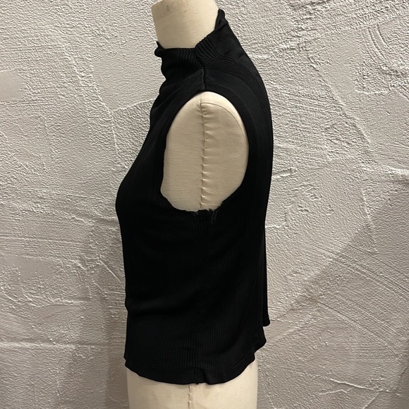 Mock sleeveless turtleneck top - Picture 3 of 8
